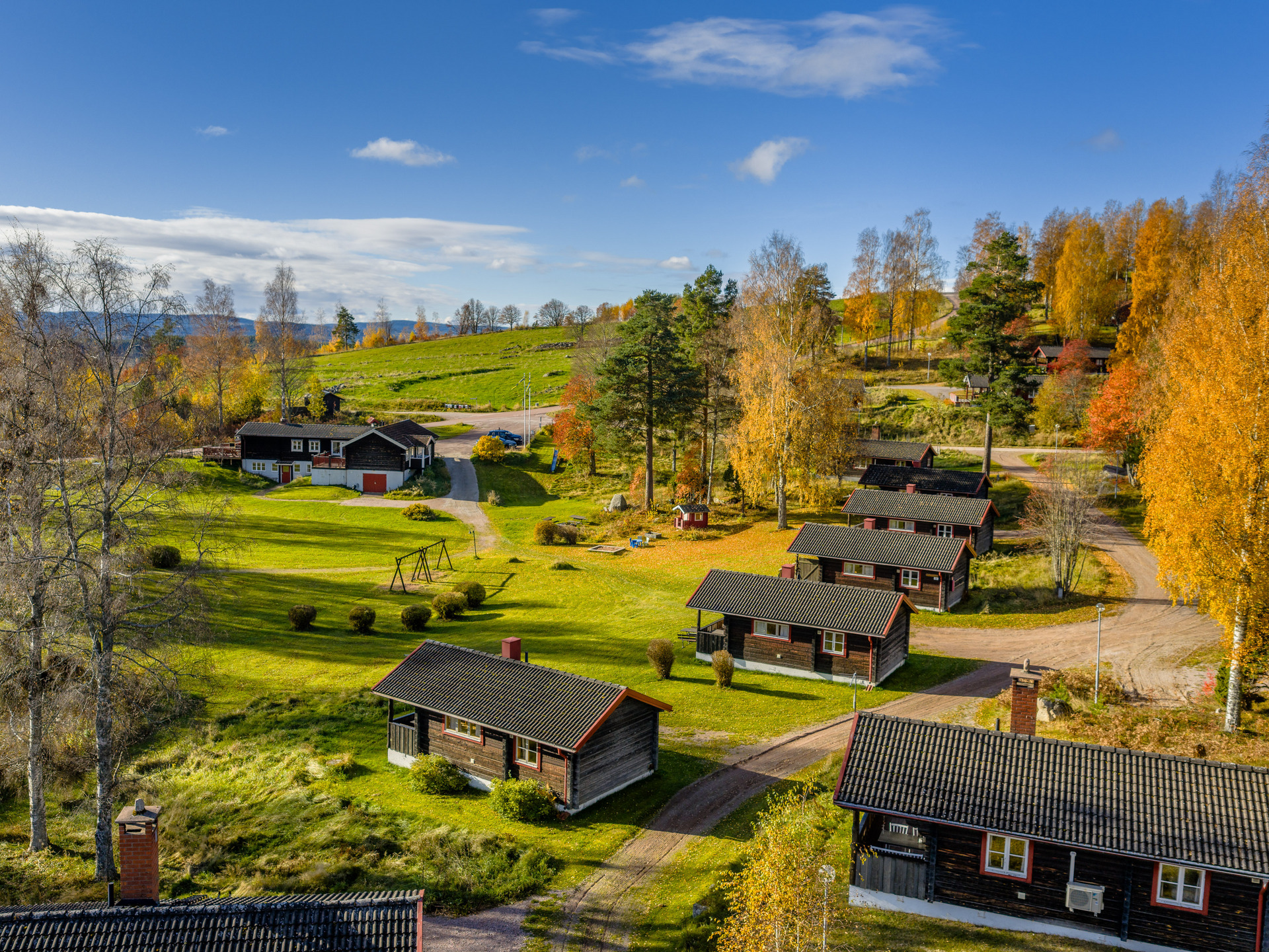 En drönarbild på en stugby.