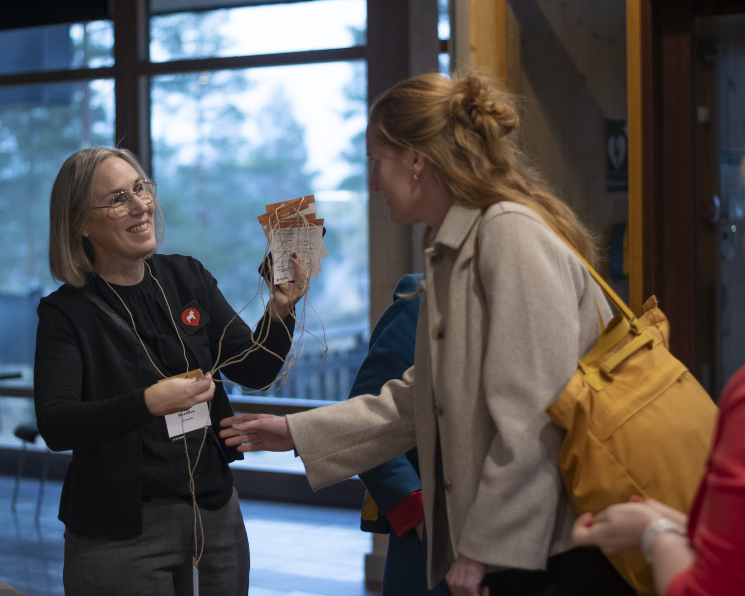 Två kvinnor står och pratar.