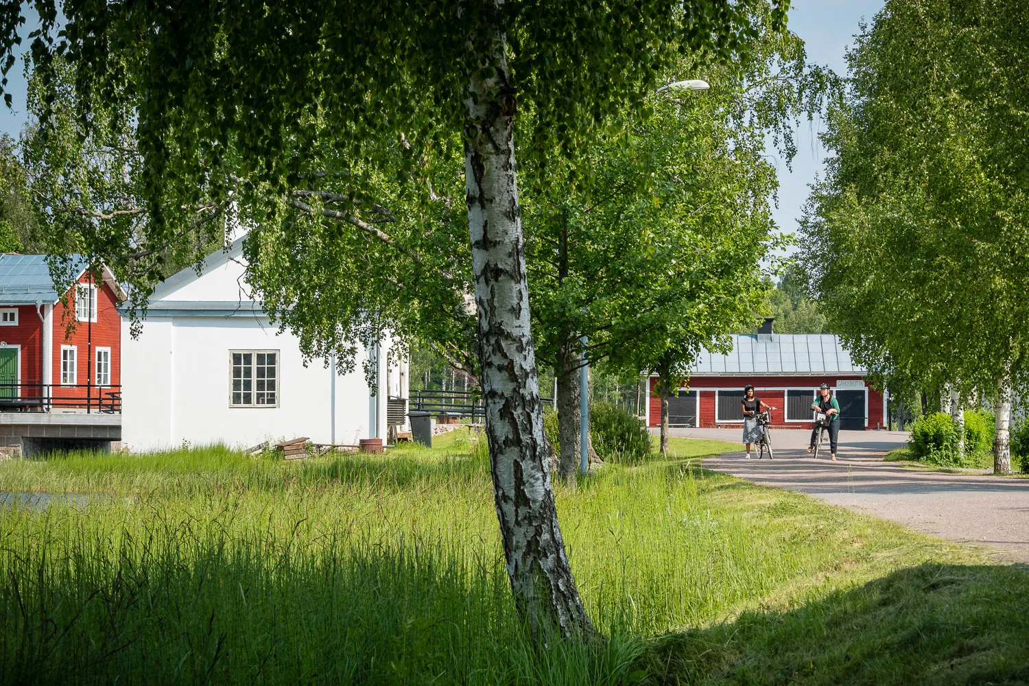 Två personer som går md sina cyklar.