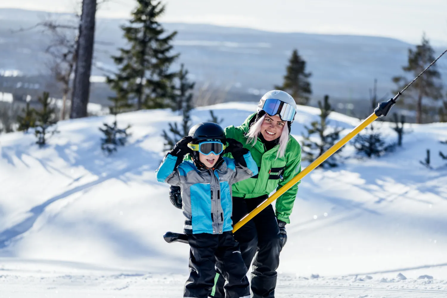 Vuxen och barn på väg upp i liften på Idre Himmelfjäll.