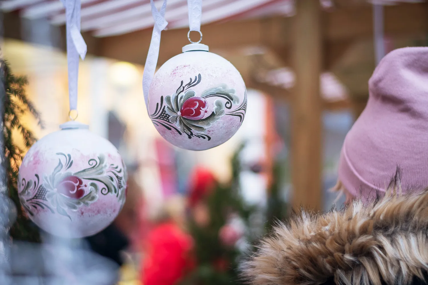 Två kurbitsmålade julkulor på Leksands julmarknad