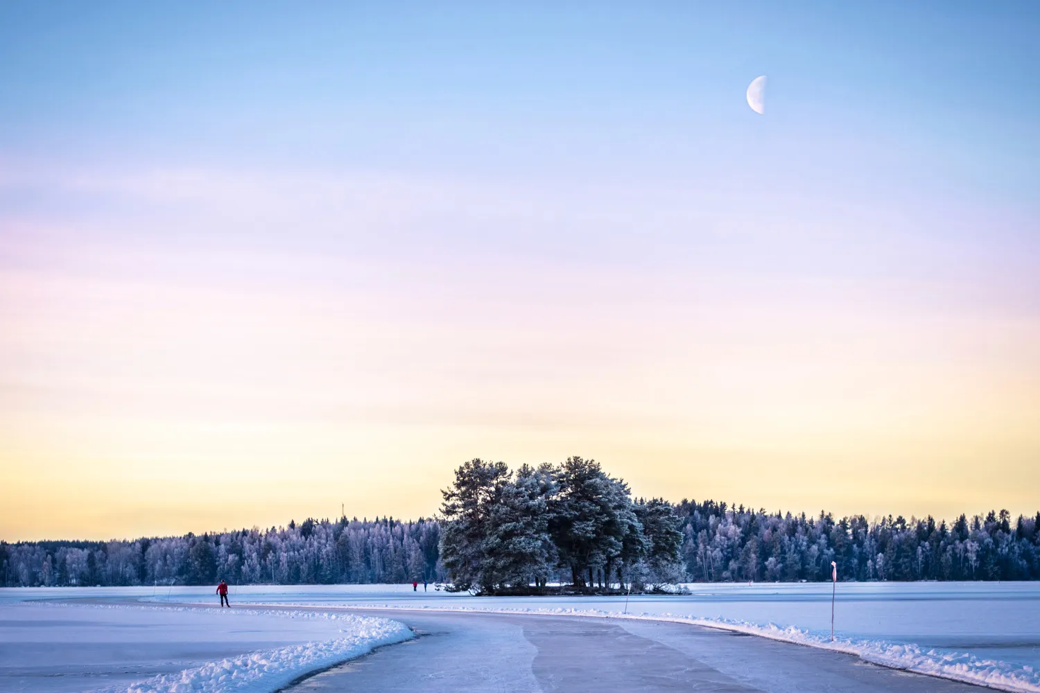 En upplogad skridskobana på sjö.