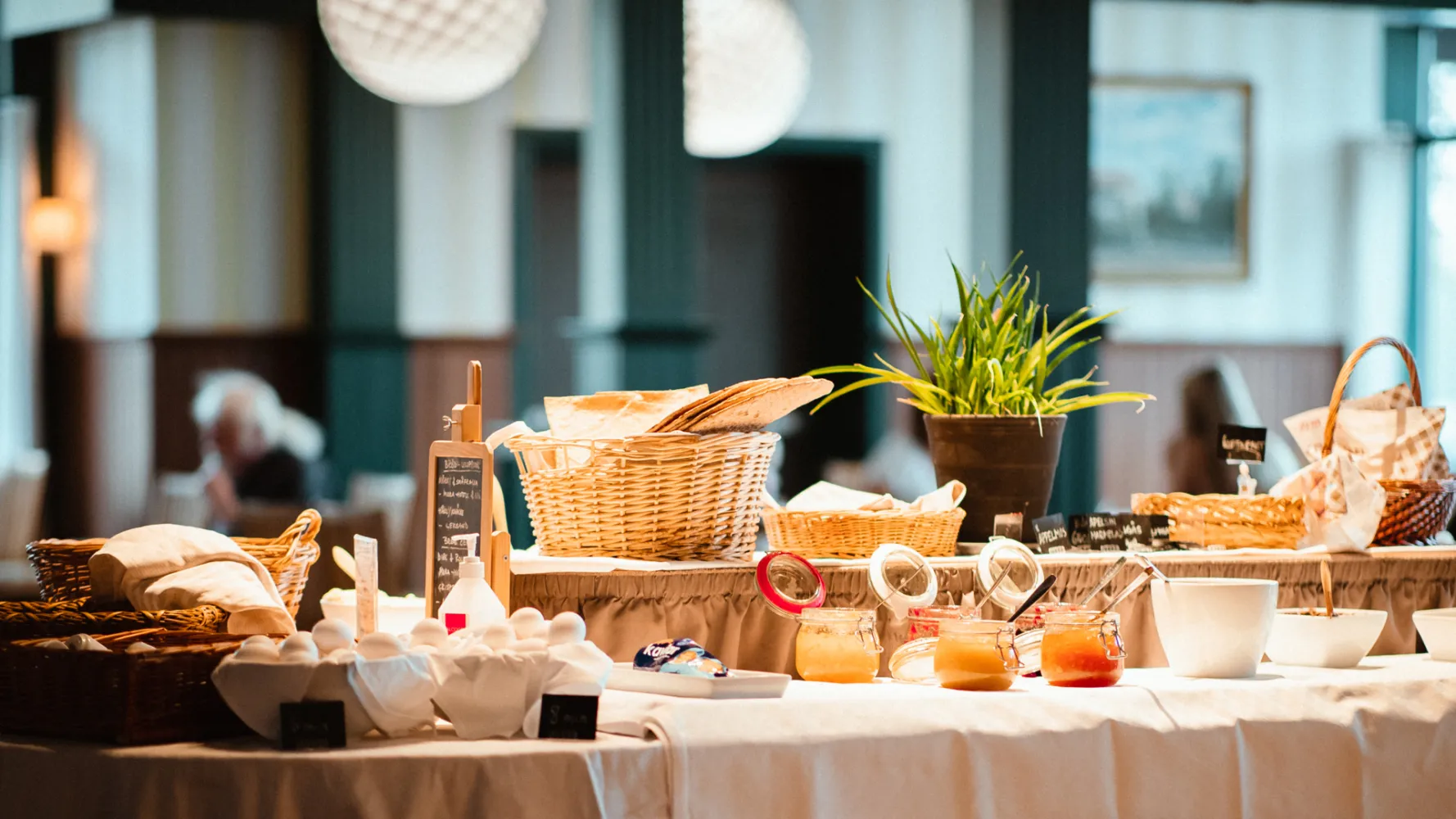 Frukost på hotell uppdukat.