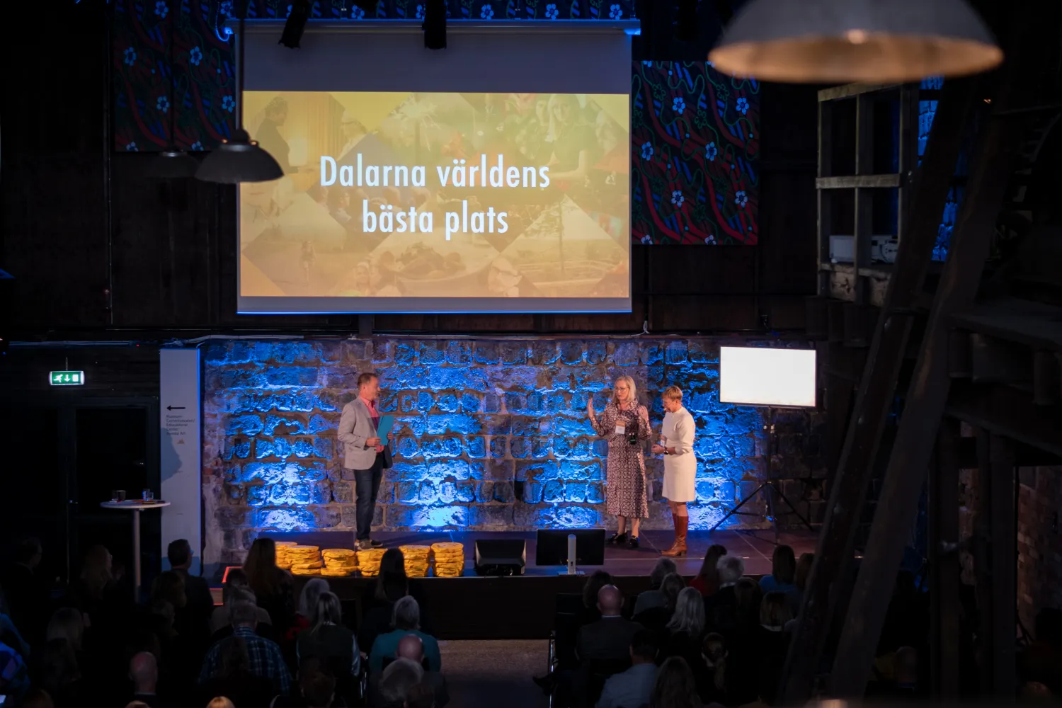 Personer på en scen under Up to date i Verket, Avesta.