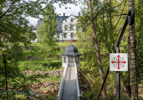 Stig och gångbro sommartid.