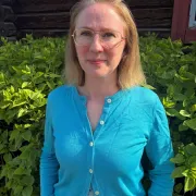 Porträttbild på blond kvinna.