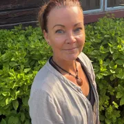 Porträttbild på brunhårig kvinna.