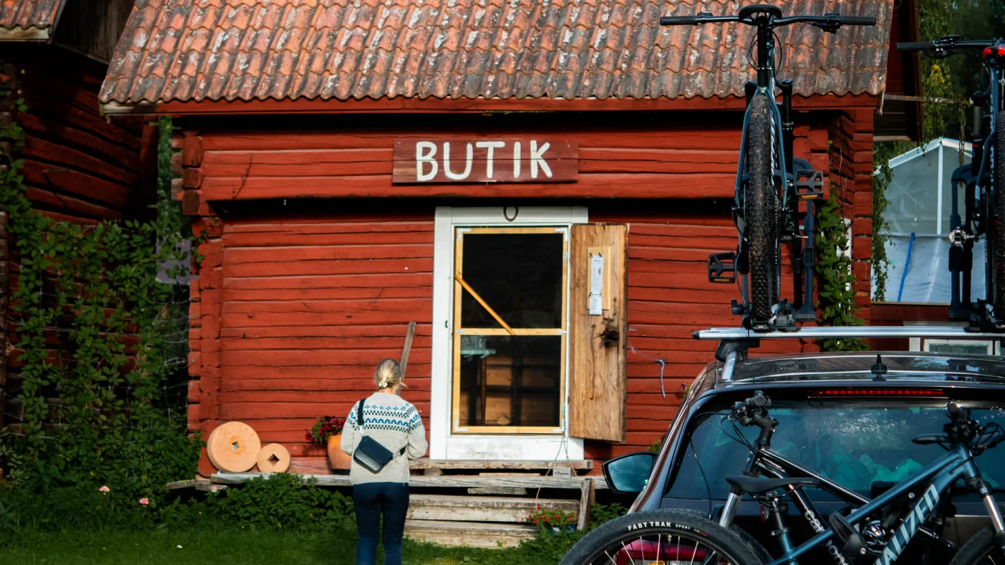 Gårdsbutik i timrat, rödfärgat härbre.