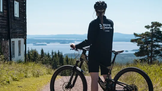 Tjej på MTB.