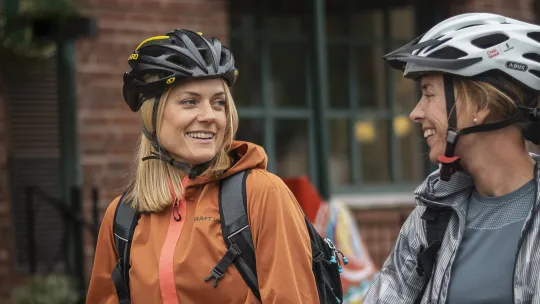 Två tjejer med cyklar.