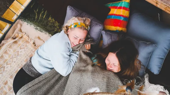 Deltagare ligger i säng hos No Connection i Älvdalen