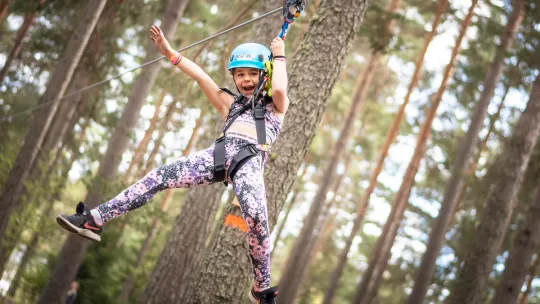 Ett barn som åker zipline.