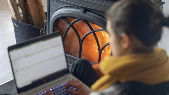 Tjej med laptop i knät.