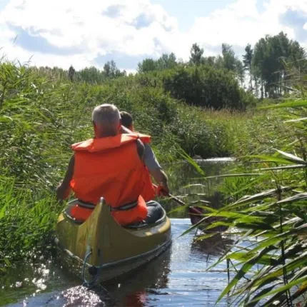 Två personer paddlar kanot.