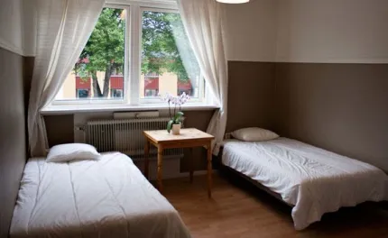 Bedroom with two single beds.