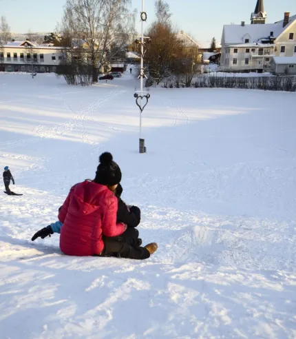 Barn som åker pulka i Sammilsdalsgropen i Leksand