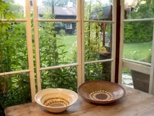Två keramikskålar på ett bord.