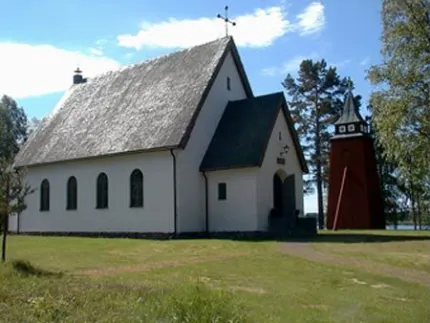 Siknäs kyrka sommartid.