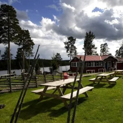 Bord och bänkar med utsikt ner mot sjön.