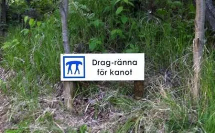 Skylt som visar dragränna för kanot.