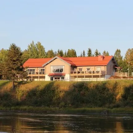 Sommarbild med restaurangen sedd från älven. 