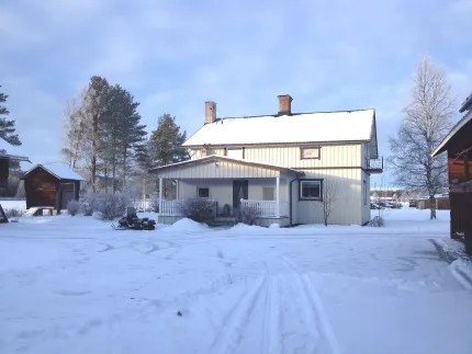 Vit villa i tvåvåningar.