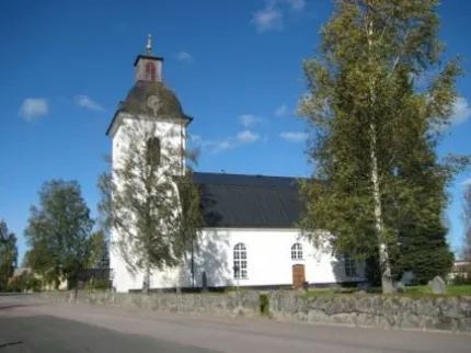 Vit kyrka med torn.
