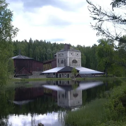 Ågs bruk med sjö i förgrunden.