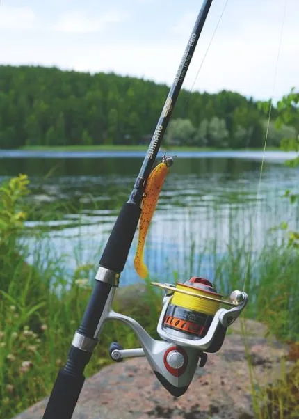 Kastspö i fronten, fiskevatten bakom.