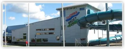 Ett stort vitt hus som är Ludvikas sporthall.