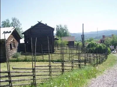 Masolles gammelgård bakom gärdesgård.
