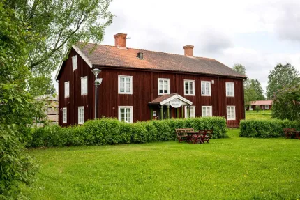 Gamla prostgården ett rött hus.