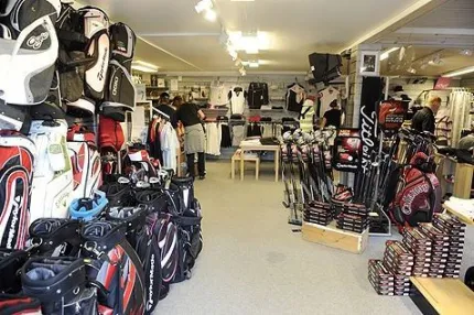 En välfylld golfbutik