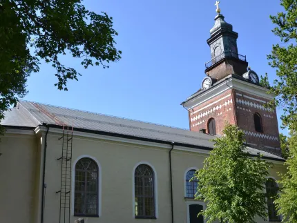 Kyrkans fasad sommartid.
