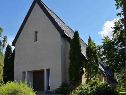 Kyrkans fasad sommartid.