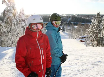 två personer i slalombacken.