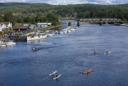 Kayaks i the water in Leksand seen from above.