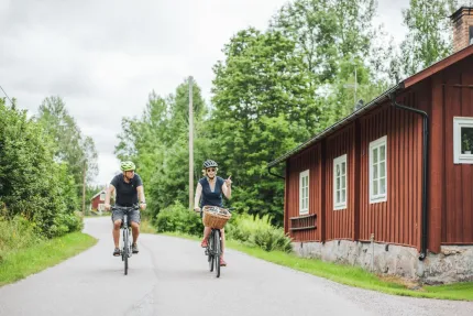 2 personer som cyklar.