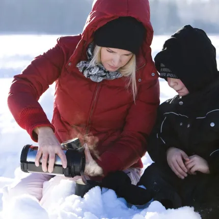 people taking their packed lunch in the snow.