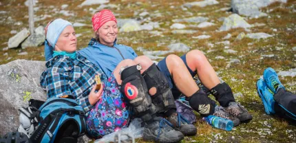 Fjälläventyr Folk vilar under vandringstur