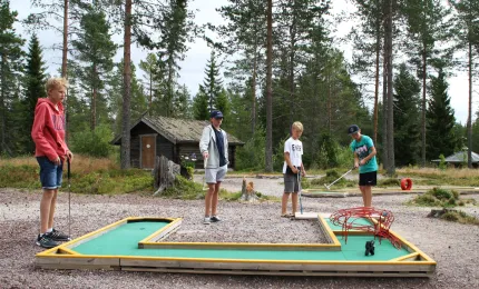 Familj som spelar minigolf i Orsa Grönklitt..
