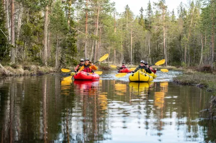 Flera packrafts med paddlare på älven.