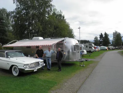 Män som står utanför en husvagn.