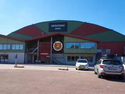 Hockeyarenan sett från parkeringen.