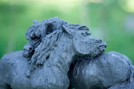 Skulptur av två hästar.