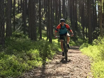 Cyklist på en bredare stig.