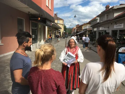 Guide i leksandsdräkt.