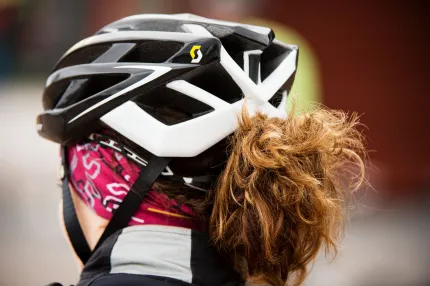 Kvinna med cykeljälm